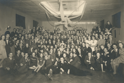 860897 Groepsportret van leden van de Binnenlandse Strijdkrachten (BS) tijdens een feestavond in zalencentrum Trianon ...